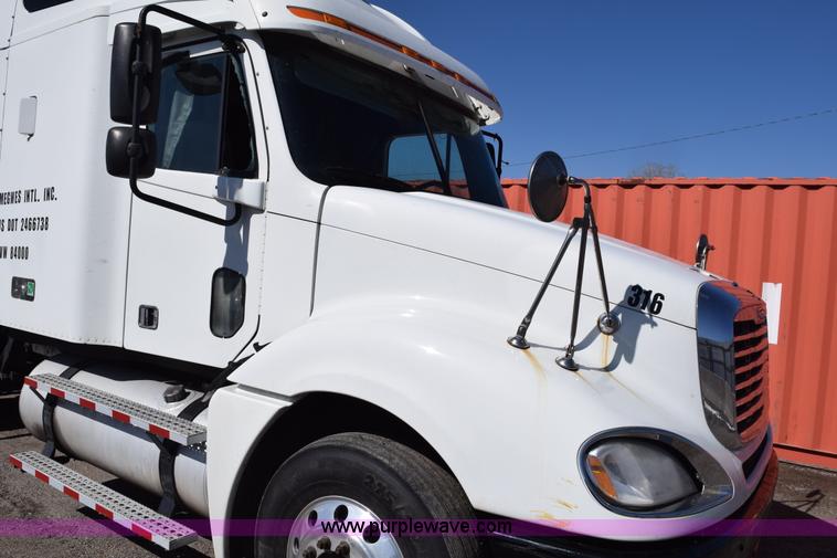 image for item E6233 2005 Freightliner Columbia 120 semi truck