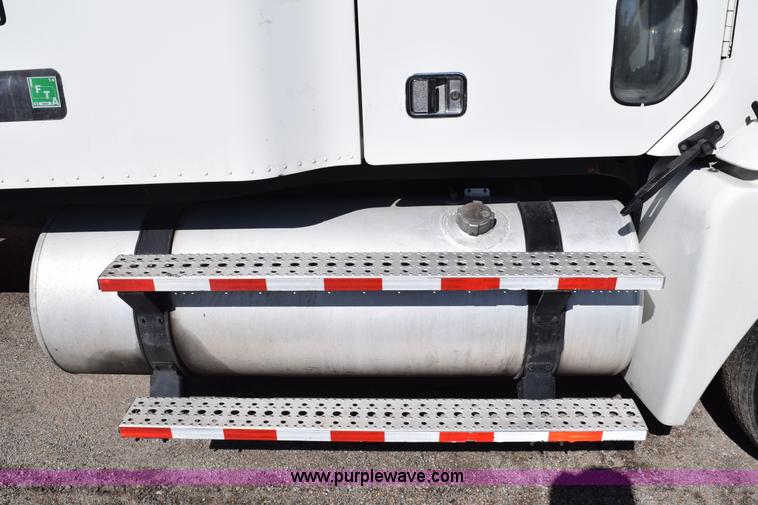 image for item E6233 2005 Freightliner Columbia 120 semi truck