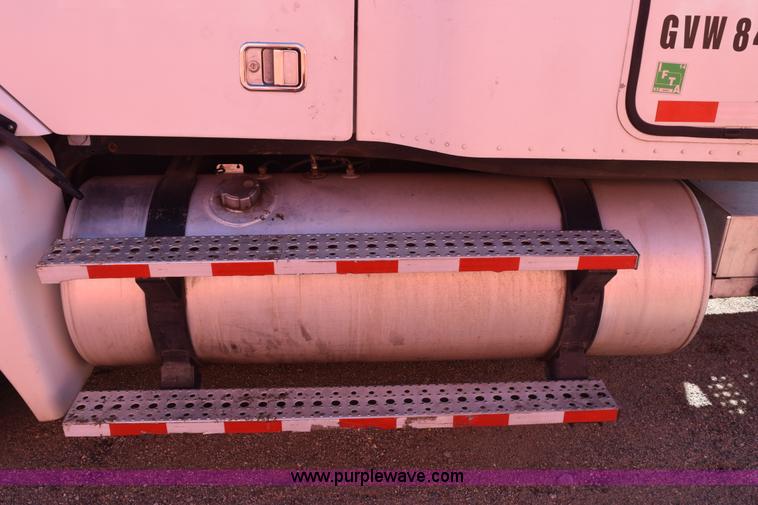 image for item E6233 2005 Freightliner Columbia 120 semi truck