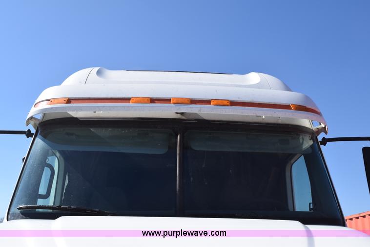 image for item E6233 2005 Freightliner Columbia 120 semi truck