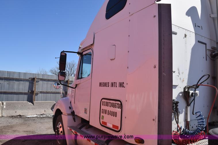 image for item E6233 2005 Freightliner Columbia 120 semi truck