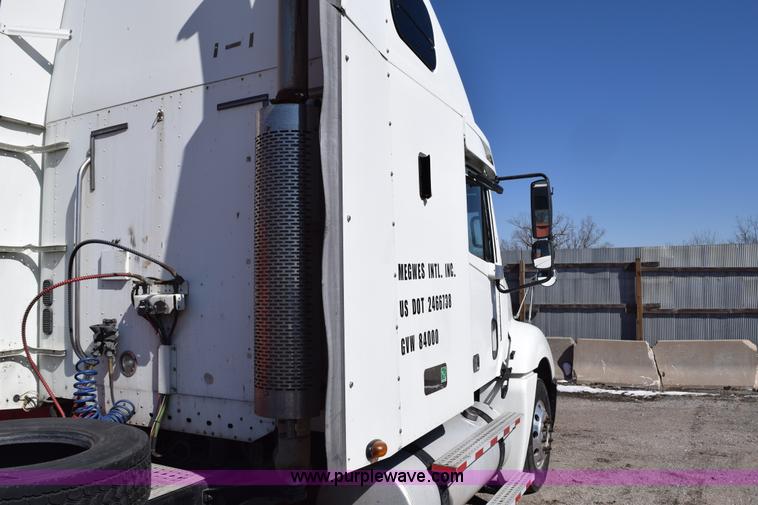 image for item E6233 2005 Freightliner Columbia 120 semi truck