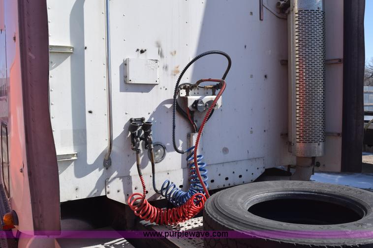 image for item E6233 2005 Freightliner Columbia 120 semi truck