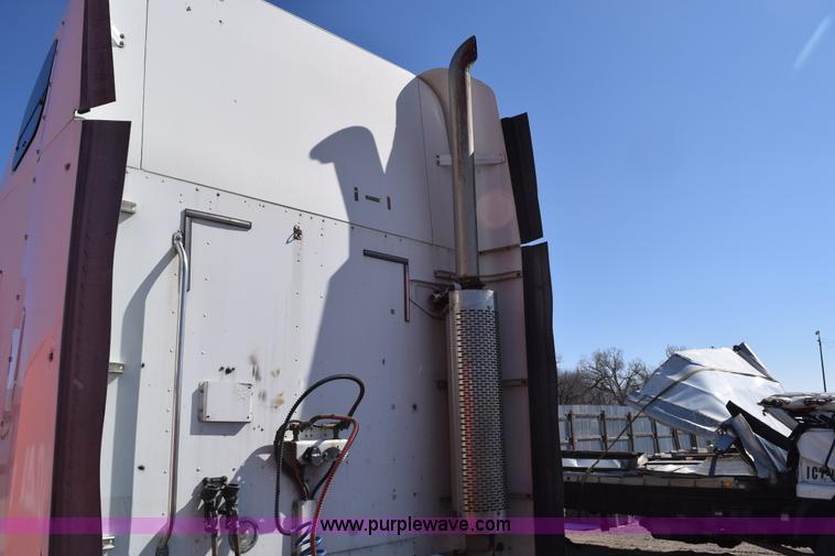 image for item E6233 2005 Freightliner Columbia 120 semi truck