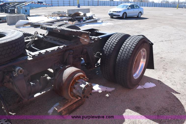 image for item E6233 2005 Freightliner Columbia 120 semi truck