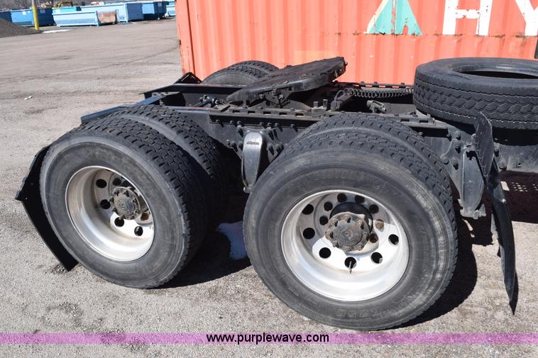 image for item E6233 2005 Freightliner Columbia 120 semi truck