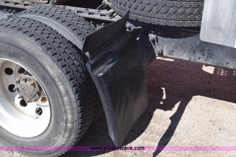 image for item E6233 2005 Freightliner Columbia 120 semi truck