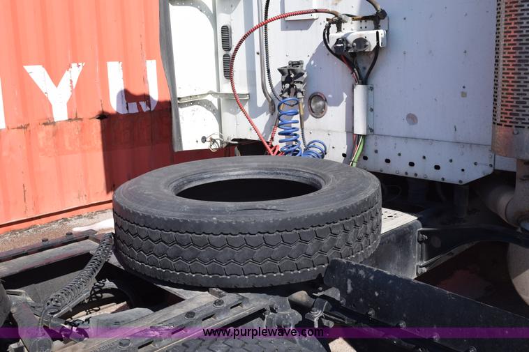 image for item E6233 2005 Freightliner Columbia 120 semi truck