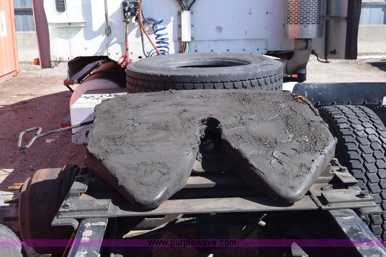 image for item E6233 2005 Freightliner Columbia 120 semi truck