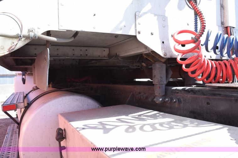 image for item E6233 2005 Freightliner Columbia 120 semi truck