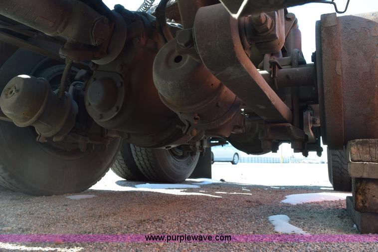 image for item E6233 2005 Freightliner Columbia 120 semi truck