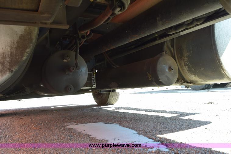 image for item E6233 2005 Freightliner Columbia 120 semi truck