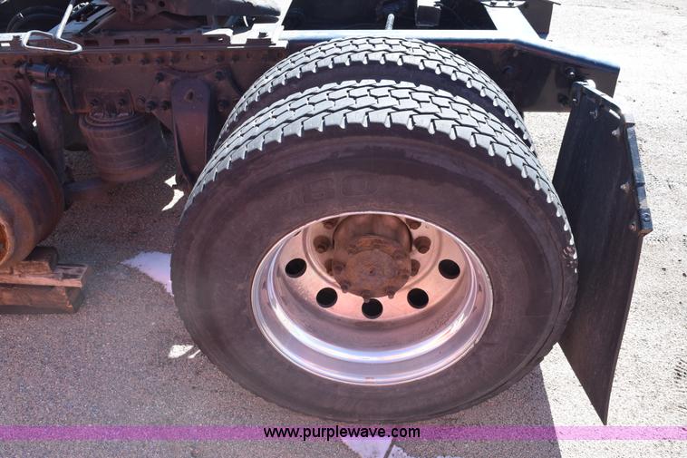 image for item E6233 2005 Freightliner Columbia 120 semi truck