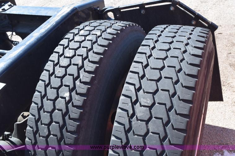 image for item E6233 2005 Freightliner Columbia 120 semi truck