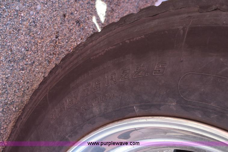 image for item E6233 2005 Freightliner Columbia 120 semi truck