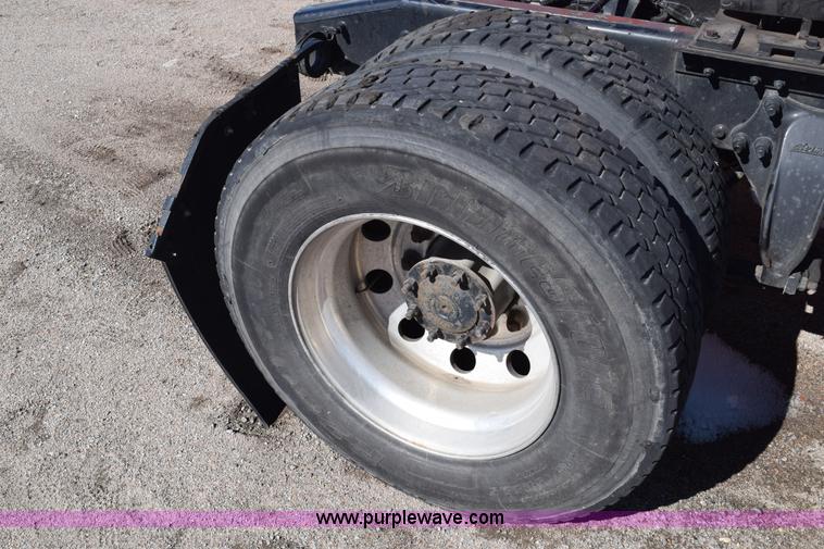 image for item E6233 2005 Freightliner Columbia 120 semi truck