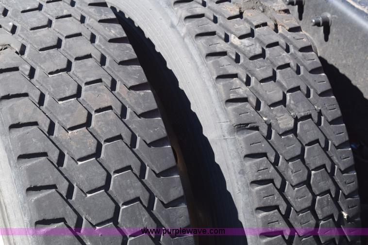 image for item E6233 2005 Freightliner Columbia 120 semi truck