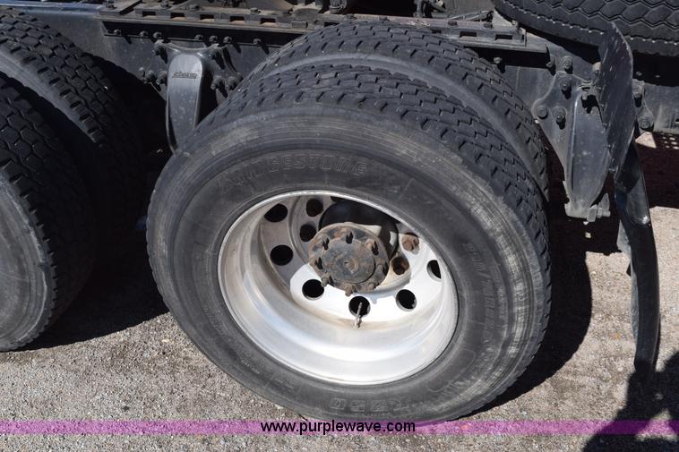 image for item E6233 2005 Freightliner Columbia 120 semi truck