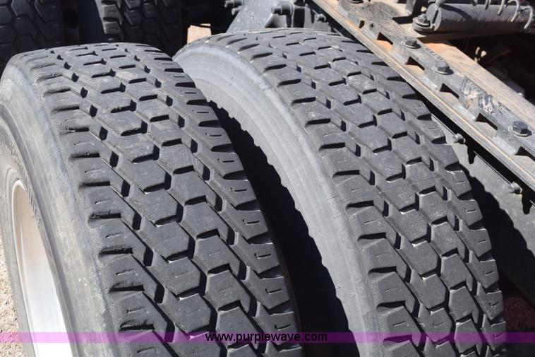 image for item E6233 2005 Freightliner Columbia 120 semi truck