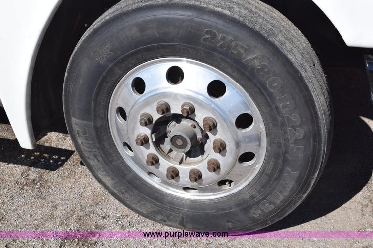 image for item E6233 2005 Freightliner Columbia 120 semi truck