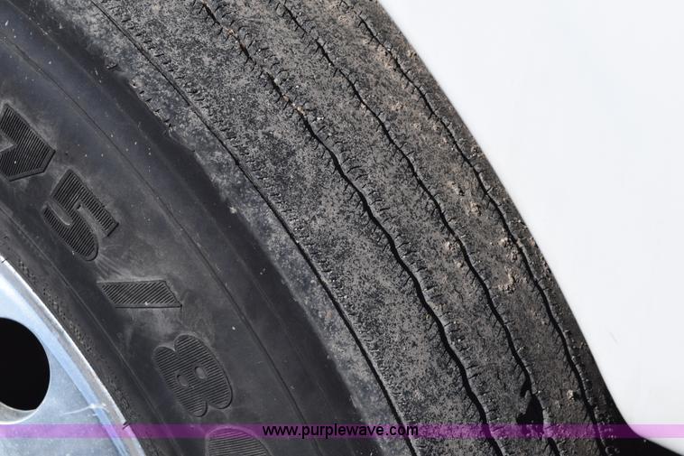 image for item E6233 2005 Freightliner Columbia 120 semi truck