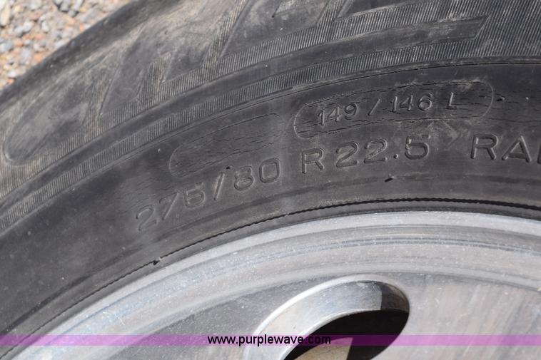 image for item E6233 2005 Freightliner Columbia 120 semi truck