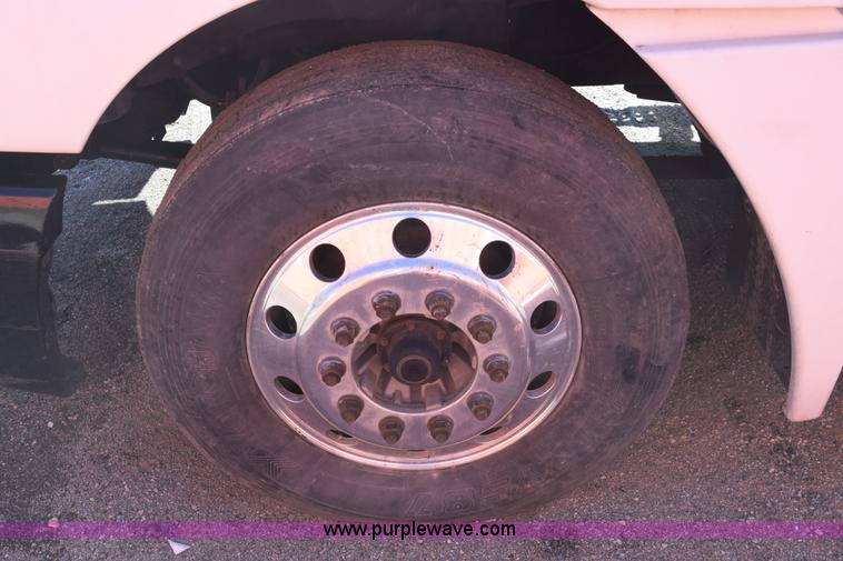 image for item E6233 2005 Freightliner Columbia 120 semi truck