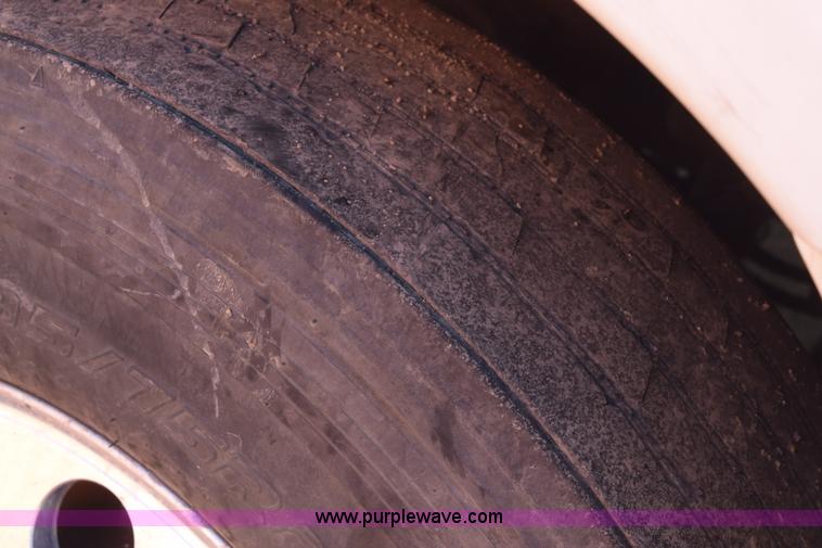 image for item E6233 2005 Freightliner Columbia 120 semi truck