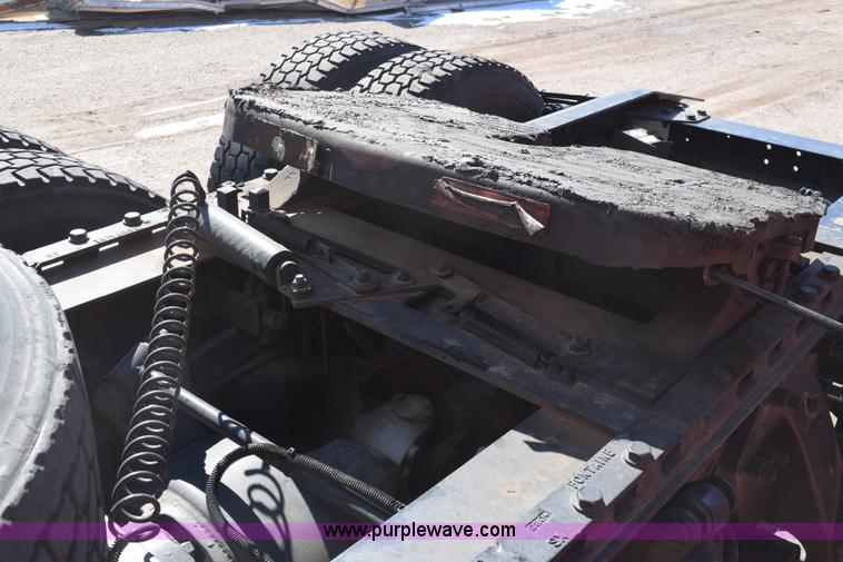 image for item E6233 2005 Freightliner Columbia 120 semi truck