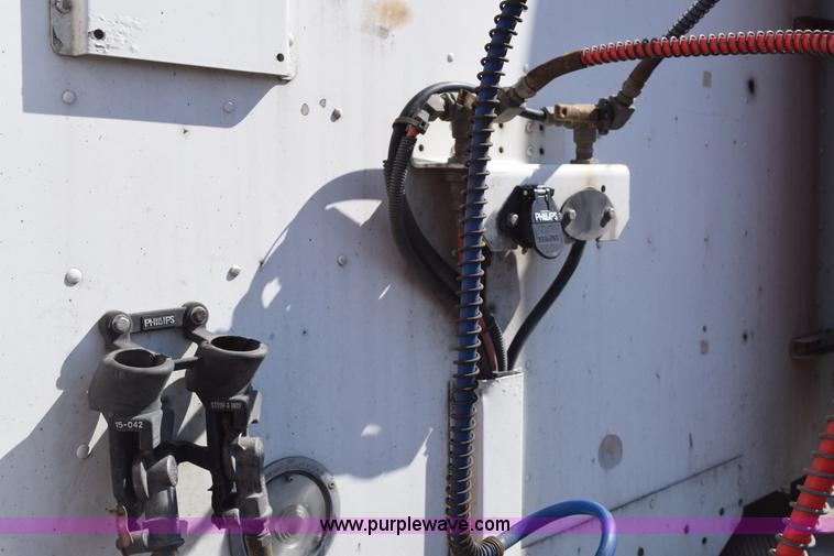 image for item E6233 2005 Freightliner Columbia 120 semi truck