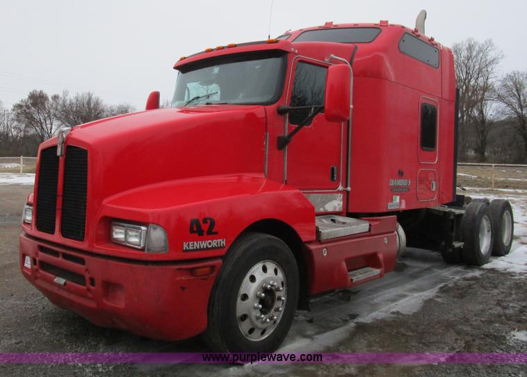 image for item D2302 2007 Kenworth T600 semi truck