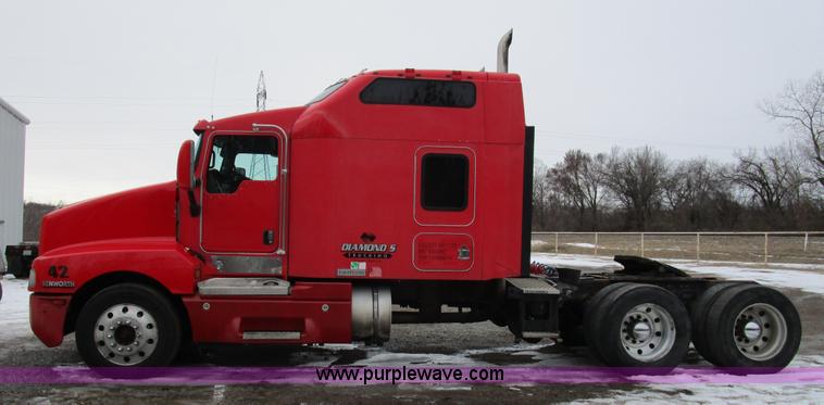 image for item D2302 2007 Kenworth T600 semi truck