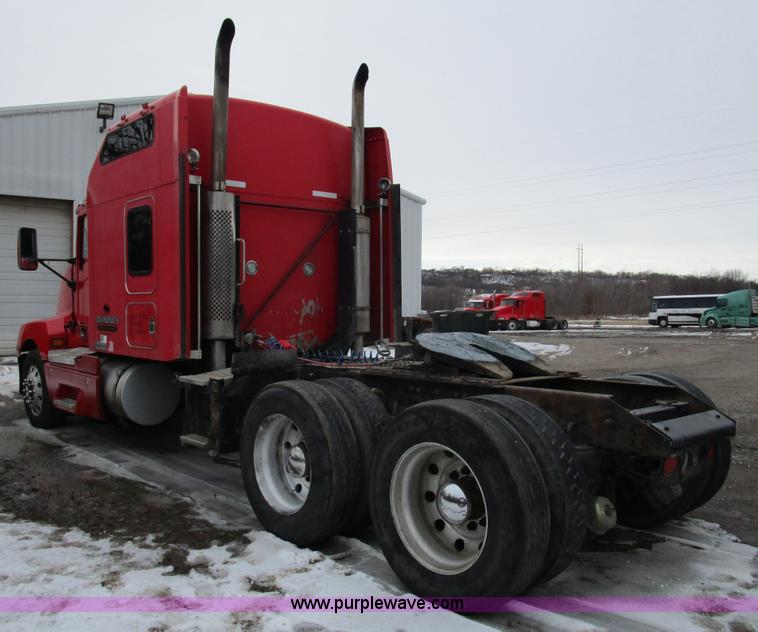 image for item D2302 2007 Kenworth T600 semi truck