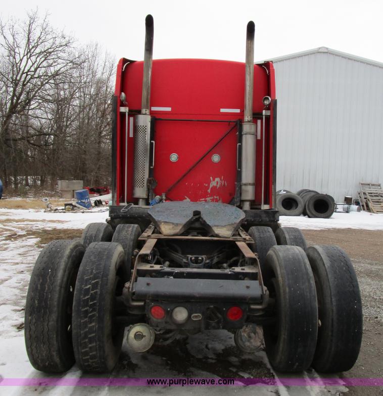 image for item D2302 2007 Kenworth T600 semi truck