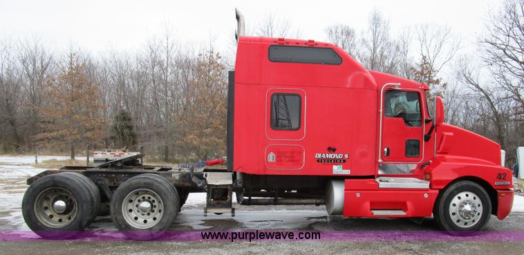 image for item D2302 2007 Kenworth T600 semi truck