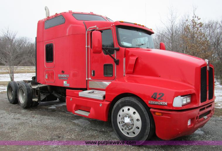 image for item D2302 2007 Kenworth T600 semi truck