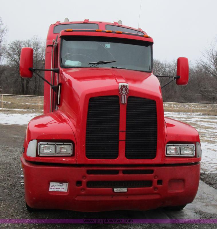 image for item D2302 2007 Kenworth T600 semi truck