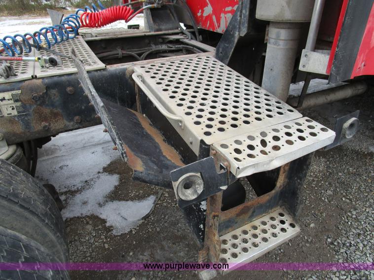 image for item D2302 2007 Kenworth T600 semi truck