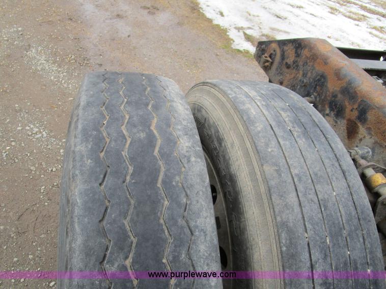 image for item D2302 2007 Kenworth T600 semi truck