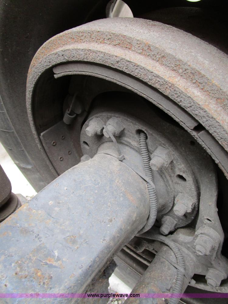 image for item D2302 2007 Kenworth T600 semi truck