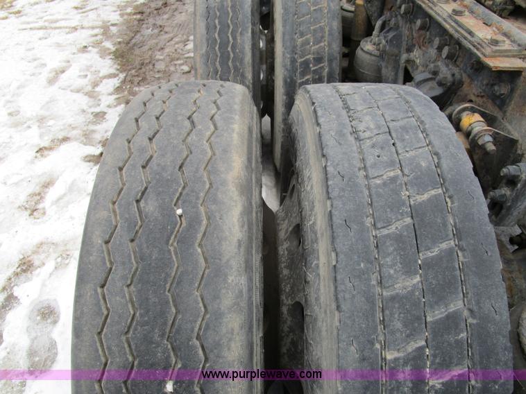 image for item D2302 2007 Kenworth T600 semi truck