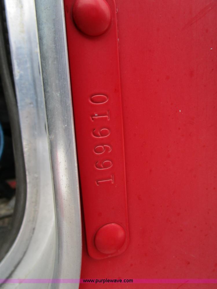 image for item D2302 2007 Kenworth T600 semi truck