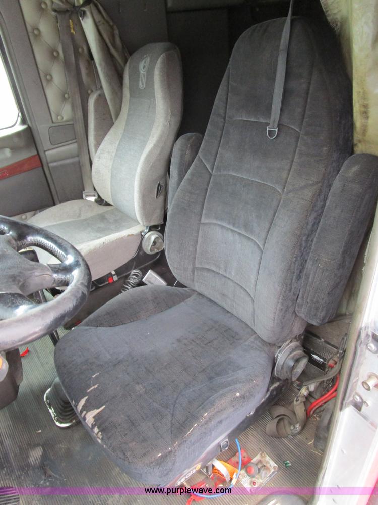 image for item D2302 2007 Kenworth T600 semi truck