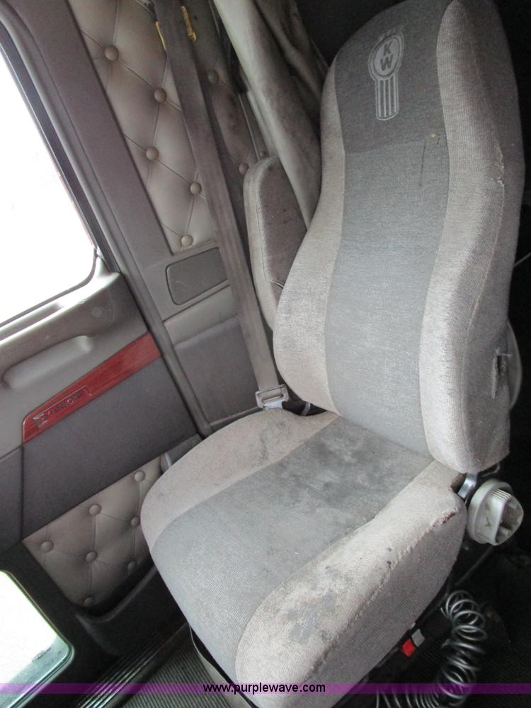 image for item D2302 2007 Kenworth T600 semi truck