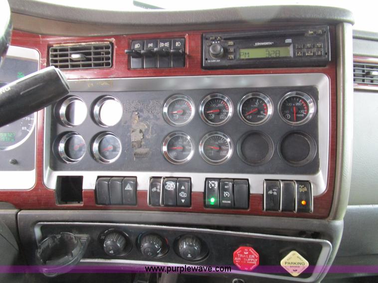 image for item D2302 2007 Kenworth T600 semi truck