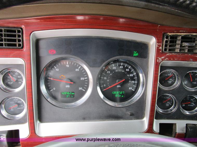 image for item D2302 2007 Kenworth T600 semi truck