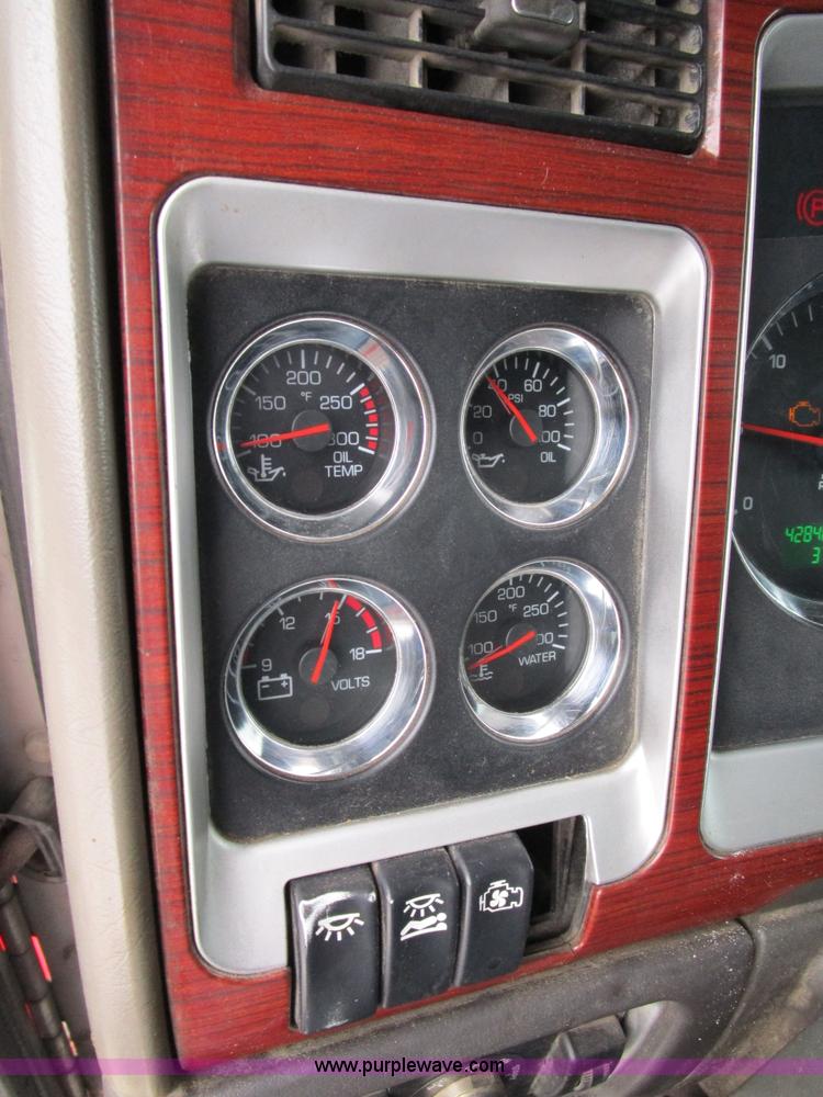 image for item D2302 2007 Kenworth T600 semi truck