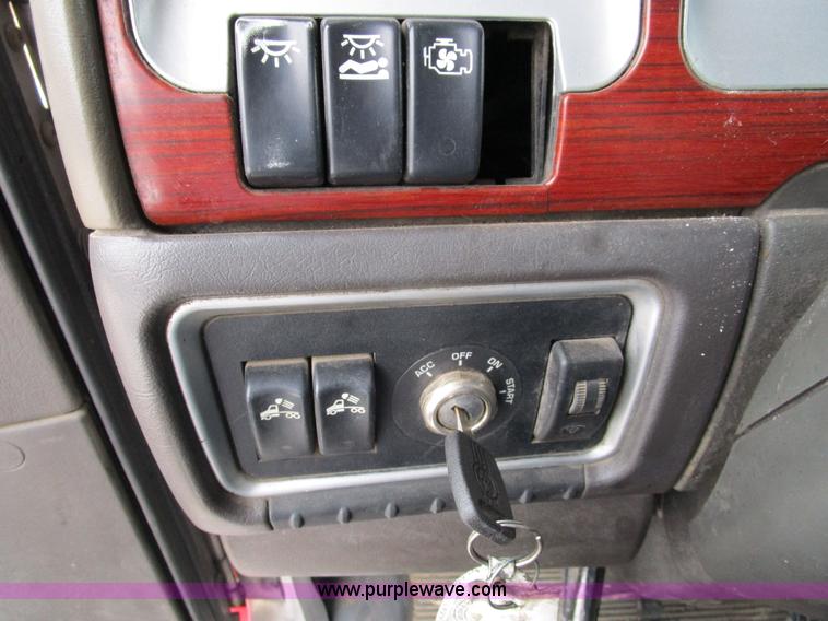 image for item D2302 2007 Kenworth T600 semi truck