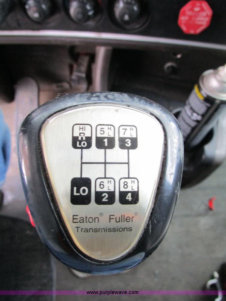 image for item D2302 2007 Kenworth T600 semi truck