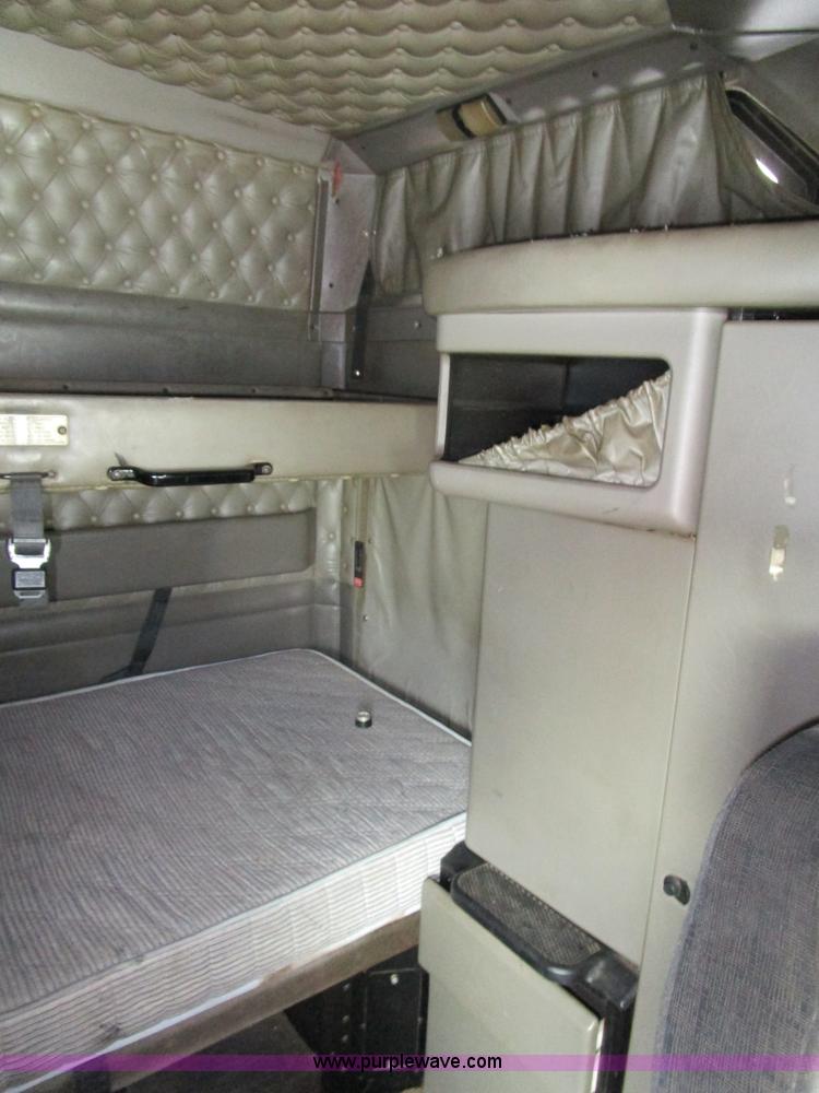 image for item D2302 2007 Kenworth T600 semi truck